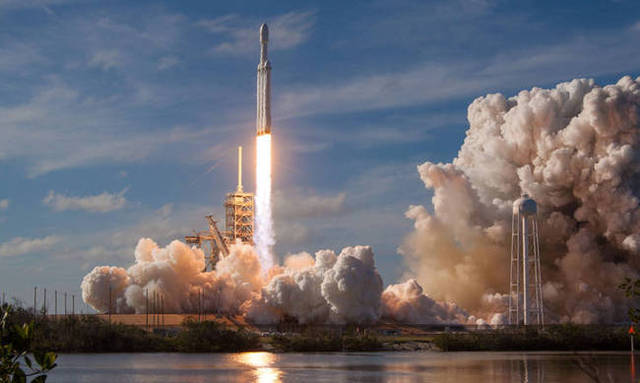 H SpaceX η πρώτη ιδιωτική εταιρεία που στέλνει αστροναύτες στο διάστημα
